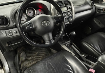 Подержанный автомобиль Toyota RAV4 2003 года (11 фото)