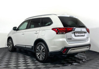 Подержанный автомобиль Mitsubishi Outlander 2019 года (7 фото)