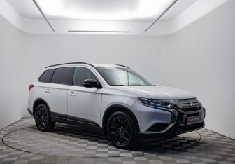 Подержанный автомобиль Mitsubishi Outlander 2021 года (3 фото)