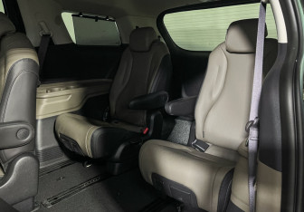 Подержанный автомобиль Kia Carnival 2025 года (23 фото)