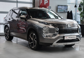 Подержанный автомобиль Mitsubishi Outlander 2022 года (3 фото)