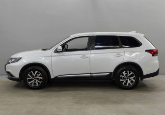 Подержанный автомобиль Mitsubishi Outlander 2018 года (8 фото)