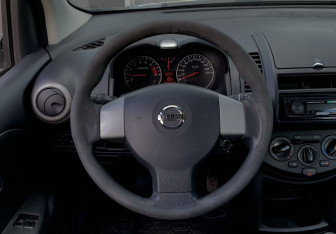 Подержанный автомобиль Nissan Note 2012 года (17 фото)