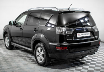 Подержанный автомобиль Mitsubishi Outlander 2010 года (7 фото)