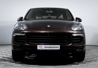 Подержанный автомобиль Porsche Cayenne 2015 года (2 фото)