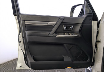 Подержанный автомобиль Mitsubishi Pajero 2018 года (19 фото)