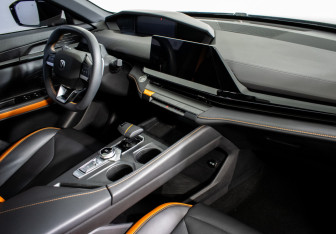 Подержанный автомобиль Changan UNI-V 2023 года (11 фото)