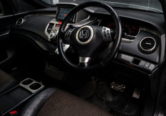 Подержанный автомобиль Honda Odyssey Compactvan 2004 года (15 фото)