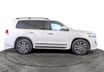 Подержанный автомобиль Toyota Land Cruiser Suv 2015 года (4 фото)