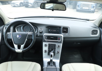 Подержанный автомобиль Volvo S60 2017 года (12 фото)