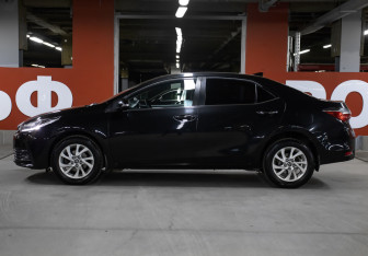 Подержанный автомобиль Toyota Corolla Sedan 2017 года (8 фото)