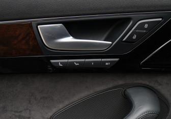 Подержанный автомобиль Audi A8 2015 года (19 фото)