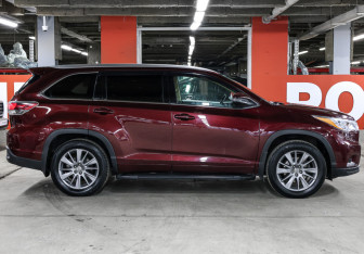 Подержанный автомобиль Toyota Highlander 2014 года (3 фото)