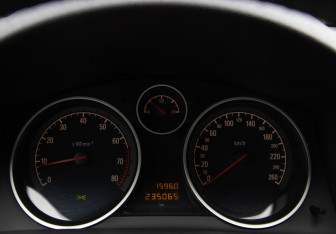 Подержанный автомобиль Opel Astra Sedan 2010 года (9 фото)