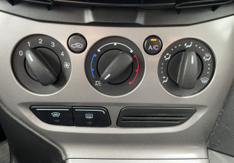 Подержанный автомобиль Ford Focus Sedan 2011 года (16 фото)