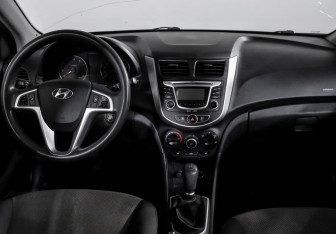 Подержанный автомобиль Hyundai Solaris Hatchback 2013 года (12 фото)