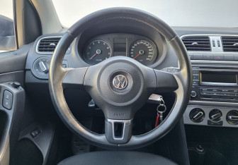 Подержанный автомобиль Volkswagen Polo Sedan 2013 года (12 фото)
