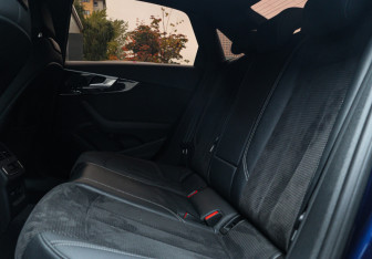 Подержанный автомобиль Audi A4 Sedan 2020 года (9 фото)