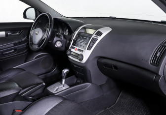 Подержанный автомобиль Kia Ceed Hatchback 2008 года (11 фото)