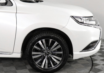 Подержанный автомобиль Mitsubishi Outlander 2022 года (18 фото)