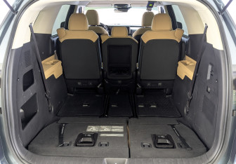 Подержанный автомобиль Kia Carnival 2022 года (10 фото)