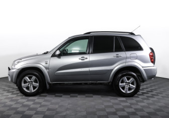 Подержанный автомобиль Toyota RAV4 2004 года (8 фото)
