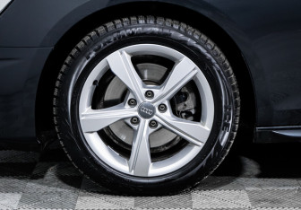 Подержанный автомобиль Audi A4 Sedan 2020 года (15 фото)