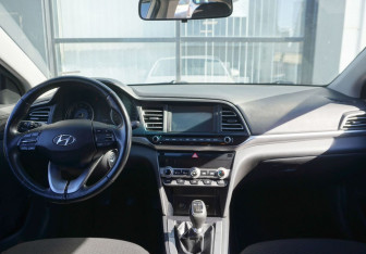 Подержанный автомобиль Hyundai Elantra Sedan 2019 года (12 фото)