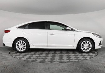 Подержанный автомобиль Hyundai Sonata 2018 года (4 фото)