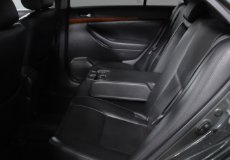 Подержанный автомобиль Toyota Avensis Sedan 2006 года (10 фото)