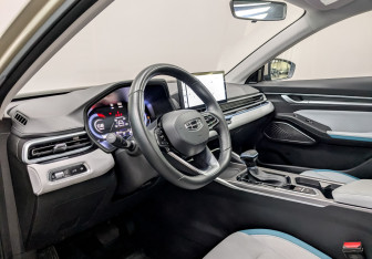 Подержанный автомобиль Geely Emgrand 2023 года (17 фото)