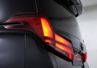 Подержанный автомобиль Toyota Alphard 2019 года (30 фото)