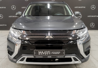 Подержанный автомобиль Mitsubishi Outlander 2022 года (2 фото)