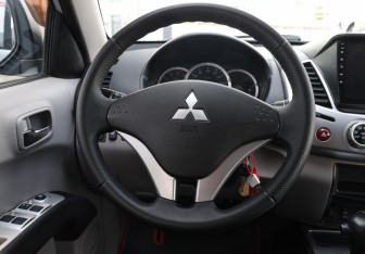 Подержанный автомобиль Mitsubishi L200 2012 года (17 фото)