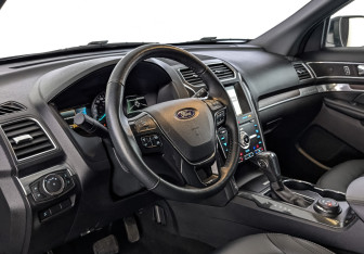Подержанный автомобиль Ford Explorer 2019 года (15 фото)