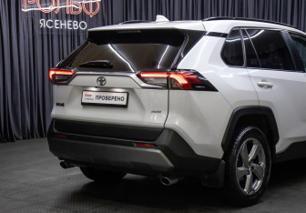 Подержанный автомобиль Toyota RAV4 2020 года (22 фото)