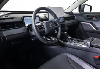 Подержанный автомобиль Toyota RAV4 2025 года (17 фото)