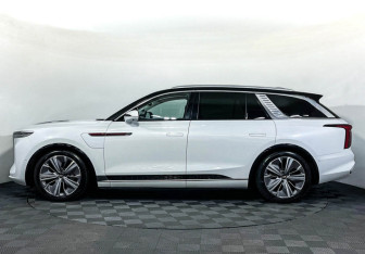 Подержанный автомобиль Hongqi E-HS9 2021 года (8 фото)