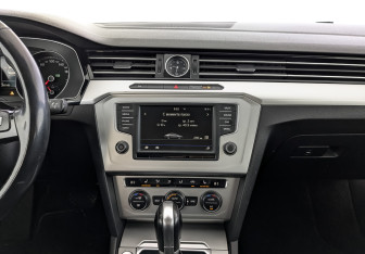 Подержанный автомобиль Volkswagen Passat Sedan 2017 года (17 фото)