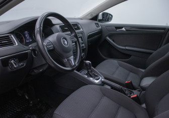 Подержанный автомобиль Volkswagen Jetta Sedan 2012 года (10 фото)