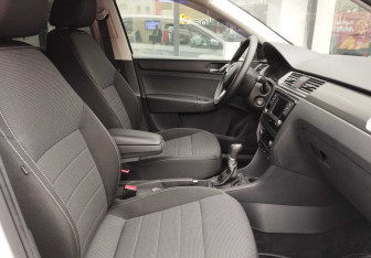 Подержанный автомобиль Skoda Rapid Liftback 2015 года (10 фото)