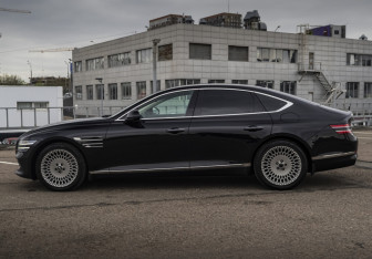 Подержанный автомобиль Genesis G80 2021 года (11 фото)