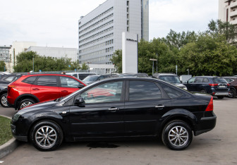 Подержанный автомобиль Ford Focus Sedan 2007 года (6 фото)