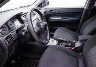 Подержанный автомобиль Mitsubishi Lancer Sedan 2009 года (10 фото)