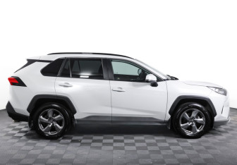 Подержанный автомобиль Toyota RAV4 2021 года (4 фото)