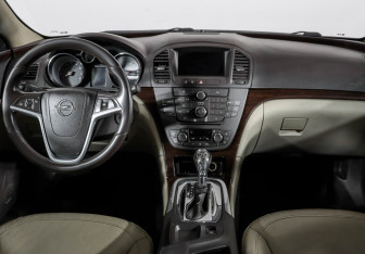 Подержанный автомобиль Opel Insignia Sedan 2010 года (12 фото)