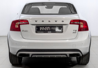 Подержанный автомобиль Volvo S60 Cross Country 2018 года (6 фото)
