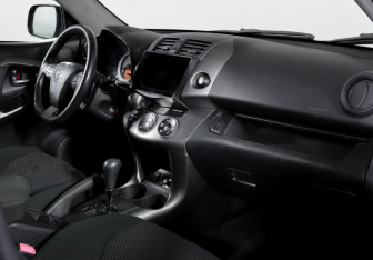 Подержанный автомобиль Toyota RAV4 2010 года (9 фото)