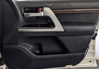 Подержанный автомобиль Toyota Land Cruiser Suv 2016 года (24 фото)