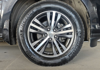 Подержанный автомобиль Infiniti QX60 2016 года (23 фото)